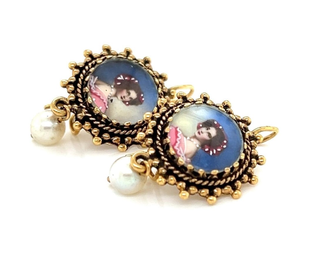 Vintage 14k Yellow Gold Cameo Pearl Dangle Earrings: Vintage 14k Yellow Gold Cameo Pearl Dangle Earrings Vintage estate dangle/drop earrings crafted in solid 14k yellow gold. The design features painted porcelain cameo portraits with pearl drop dangles,