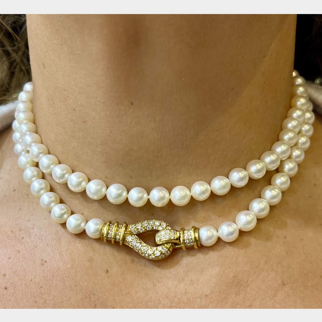 18K Yellow Gold Cultured Pearl Necklace with Diamond Clasp 1.80 Ct: 18K Yellow Gold Cultured Pearl Necklace with Diamond Clasp 1.80 Ct This stunning necklace features gem quality cultured pearls set in 18K yellow gold, elegantly complemented by a diamond clasp. The ne
