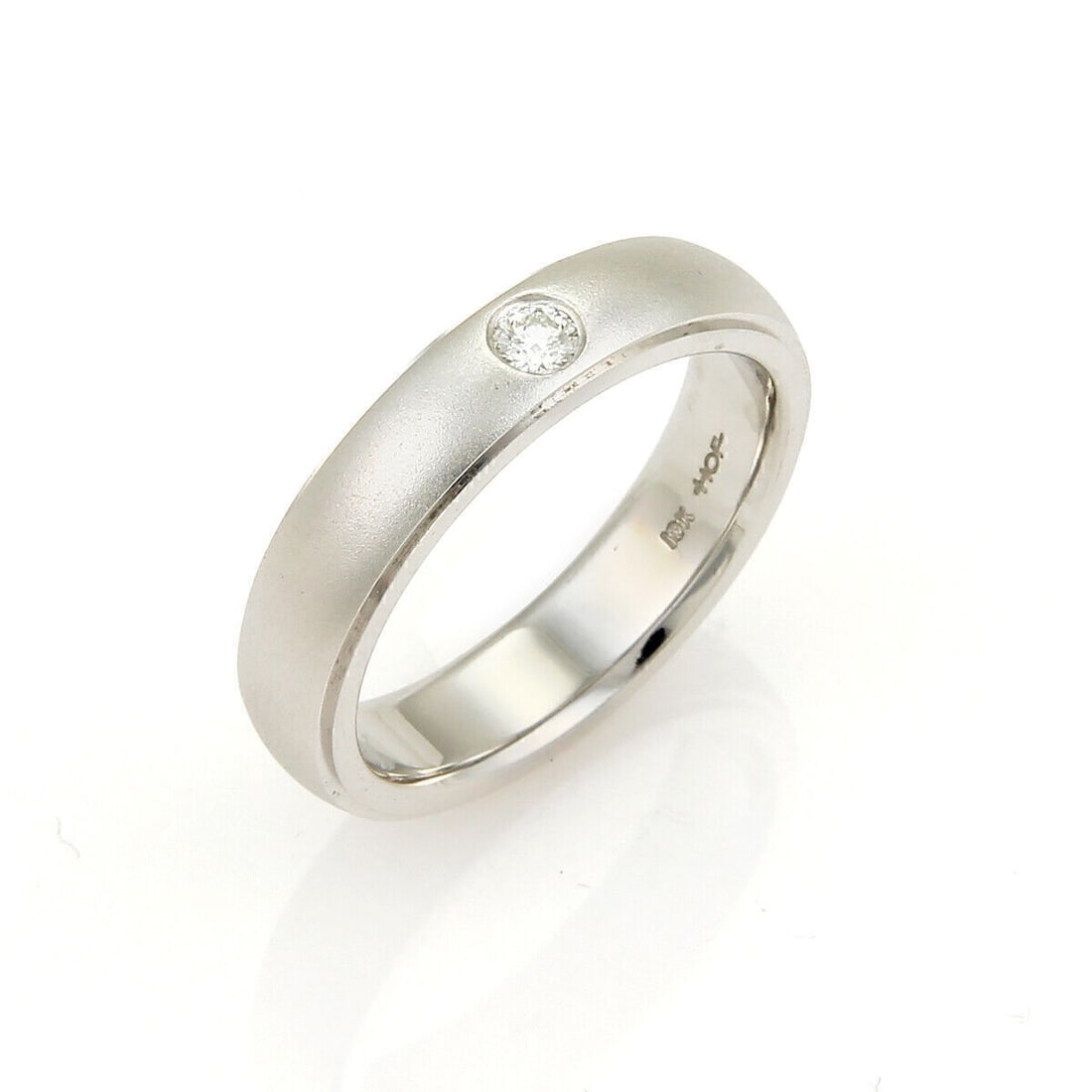 Hearts on Fire Duet Satin 18k White Gold Diamond Band Ring 9.5: Hearts on Fire Duet Satin 18k White Gold Diamond Band Ring 9.5 A Hearts on Fire Duet Satin diamond band ring crafted in solid 18k white gold. The ring features a round-cut diamond with G color and VS1