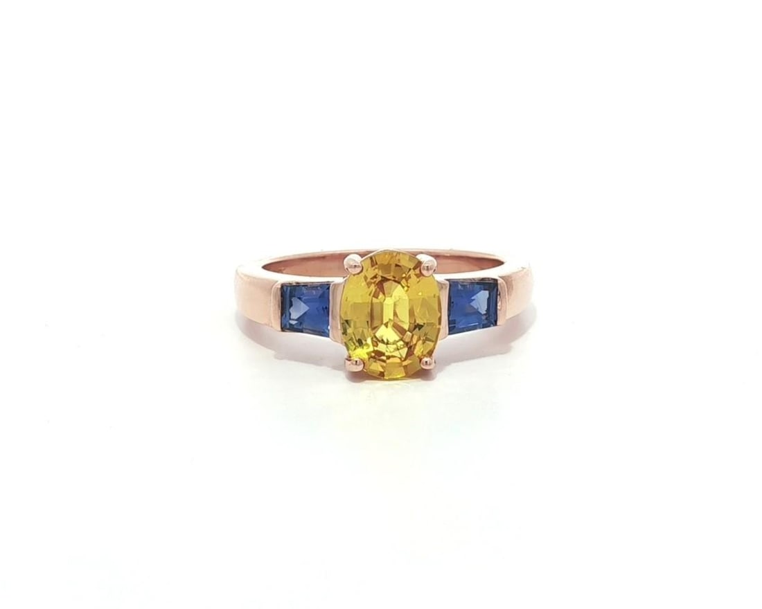 Ben Kho 14k Rose Gold 2.45ct Oval Yellow Blue Sapphire Cocktail Ring: Ben Kho 14k Rose Gold 2.45ct Oval Yellow Blue Sapphire Cocktail Ring This exquisite cocktail ring features a stunning combination of natural sapphires set in luxurious 14k rose gold. The centerpiece i