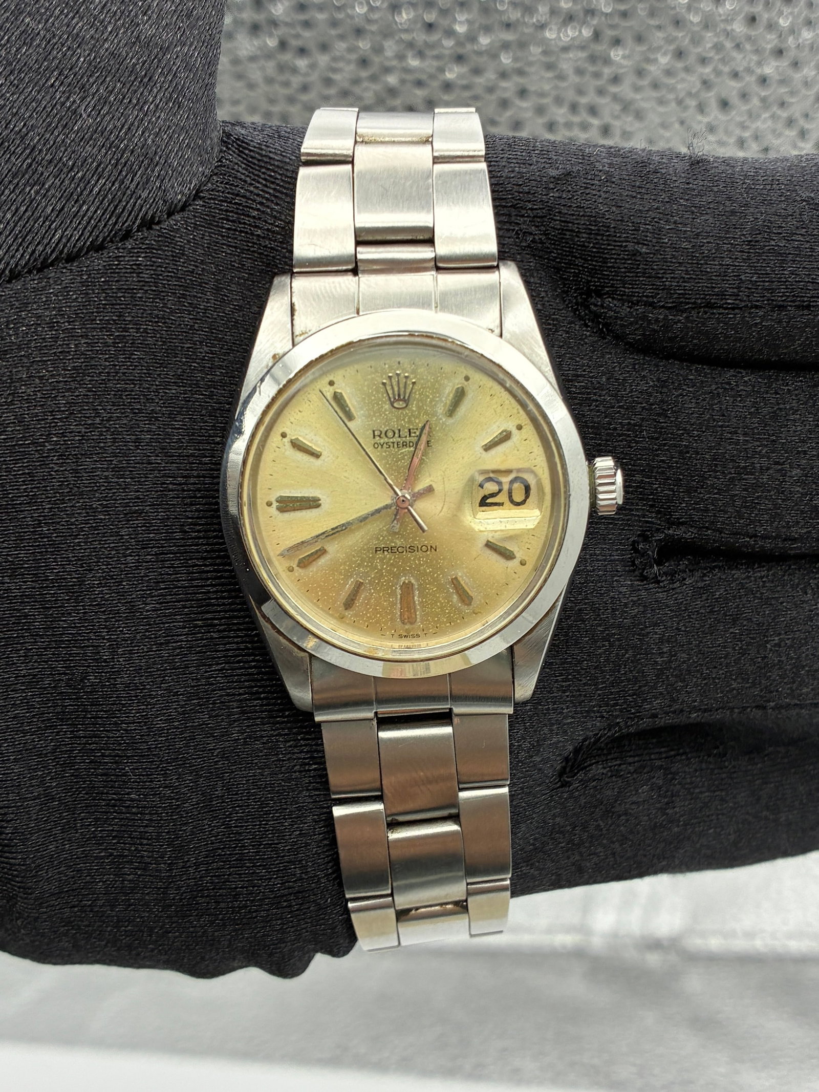 Rolex Oysterdate Precision 6694 Silver Stick Dial Oyster Bracelet Papers 1976: Rolex Oysterdate Precision 6694 Silver Stick Dial Oyster Bracelet Papers 1976 This is a men's Rolex Oysterdate Precision wristwatch, reference 6694, featuring a silver stick dial with a faded appearan