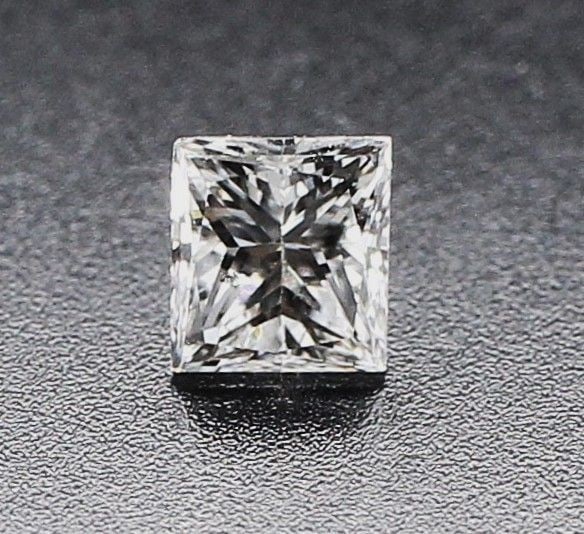 Loose Diamond - PRINCESS 0.5ct D SI2: Loose Diamond - PRINCESS 0.5ct D SI2 Source: Natural Shape: PRINCESS Carats: 0.5 Color: D Clarity: SI2 Certification: NONE The Diamond Depot Guarantee: All items in this auction are guaranteed to be 1