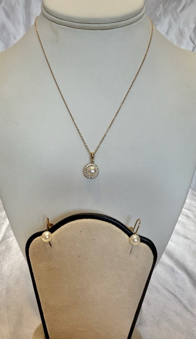 Elegant 18k Yellow Gold Pearl Diamond Jewelry Set: Elegant 18k Yellow Gold Pearl Diamond Jewelry Set This exquisite jewelry set features a stunning combination of 18k yellow gold, pearls, and diamonds, consisting of a necklace and a pair of earrings. 