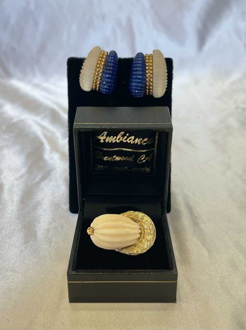 18k Yellow Gold Coral Lapis Jewelry Set Ring Earrings: 18k Yellow Gold Coral Lapis Jewelry Set Ring Earrings This elegant jewelry set features a ring and matching earrings crafted from 18k yellow gold, coral, and lapis lazuli. The set showcases exquisite 