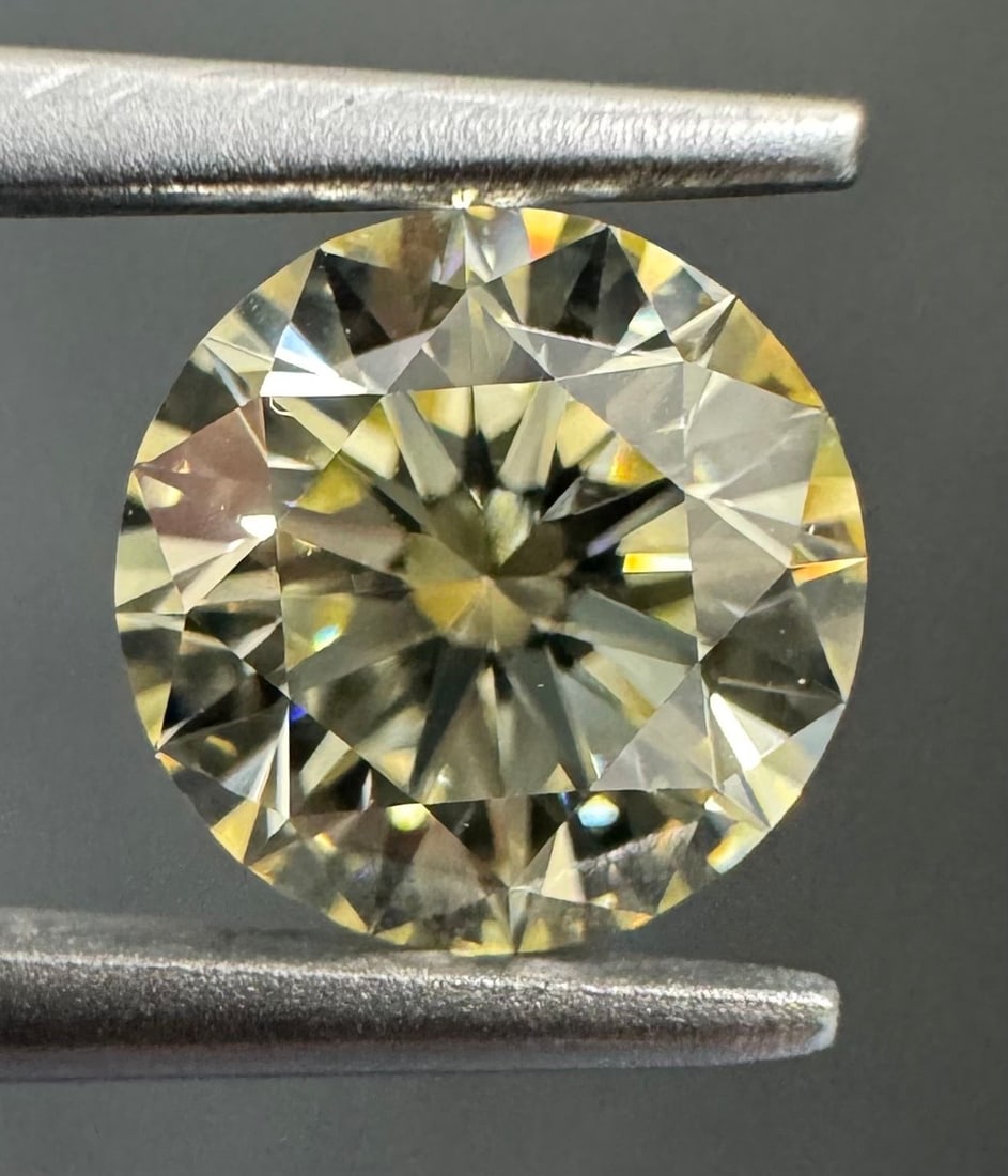 Loose Diamond - ROUND 1.02ct S-T VVS2: Loose Diamond - ROUND 1.02ct S-T VVS2 Source: Natural Shape: ROUND Carats: 1.02 Color: S-T Certification: GIA The Diamond Depot Guarantee: All items in this auction are guaranteed to be 100% authentic