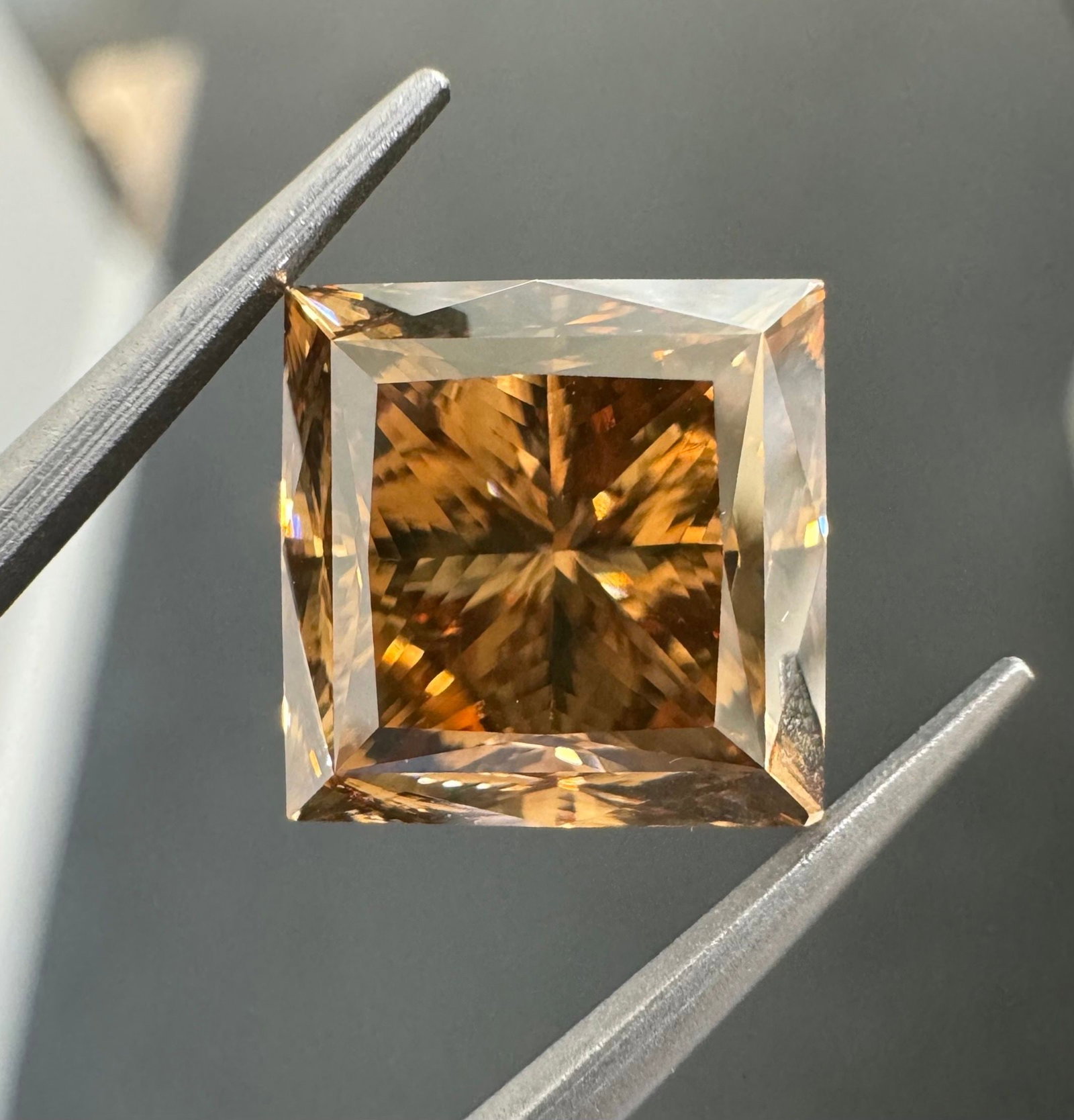 Loose Diamond - PRINCESS 6.1ct Fancy Yellow Brown VS1: Loose Diamond - PRINCESS 6.1ct Fancy Yellow Brown VS1 Source: Natural Shape: PRINCESS Carats: 6.1 Color: Fancy Yellow Brown Certification: GIA Video: