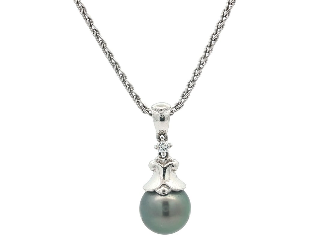 Mikimoto Tahitian Pearl Pendant Necklace with Diamond in 18k White Gold 18 Inch: Mikimoto Tahitian Pearl Pendant Necklace with Diamond in 18k White Gold 18 Inch This Mikimoto necklace features a genuine cultured Tahitian pearl pendant set in 18k white gold. The round AAA-grade gra