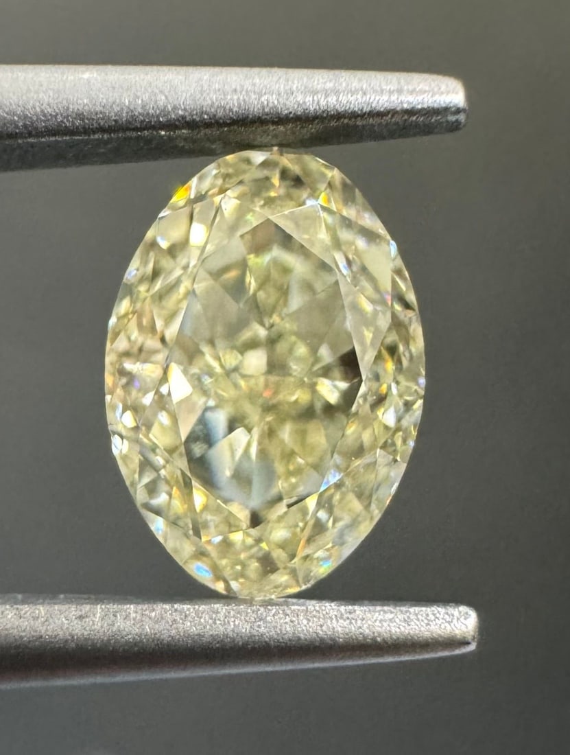 Loose Diamond - OVAL 0.91ct U-V SI1: Loose Diamond - OVAL 0.91ct U-V SI1 Source: Natural Shape: OVAL Carats: 0.91 Color: U-V Certification: GIA The Diamond Depot Guarantee: All items in this auction are guaranteed to be 100% authentic. A