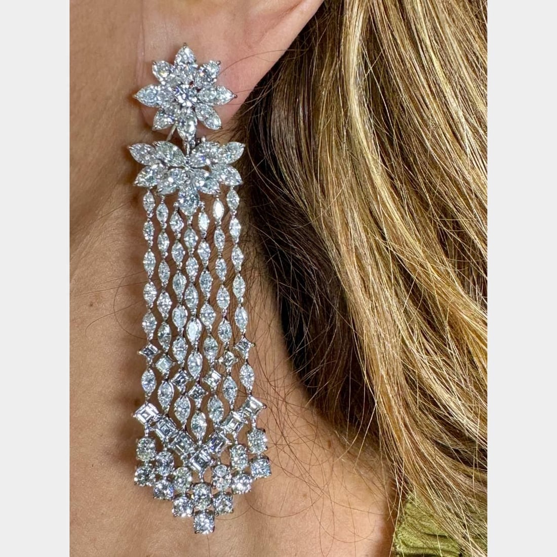 Elegant Platinum Chandelier Earrings with 176 Diamonds 35.50 Ct: Elegant Platinum Chandelier Earrings with 176 Diamonds 35.50 Ct These stunning Platinum Chandelier Earrings are adorned with 176 sparkling diamonds, totaling approximately 35.50 carats. The diamonds e