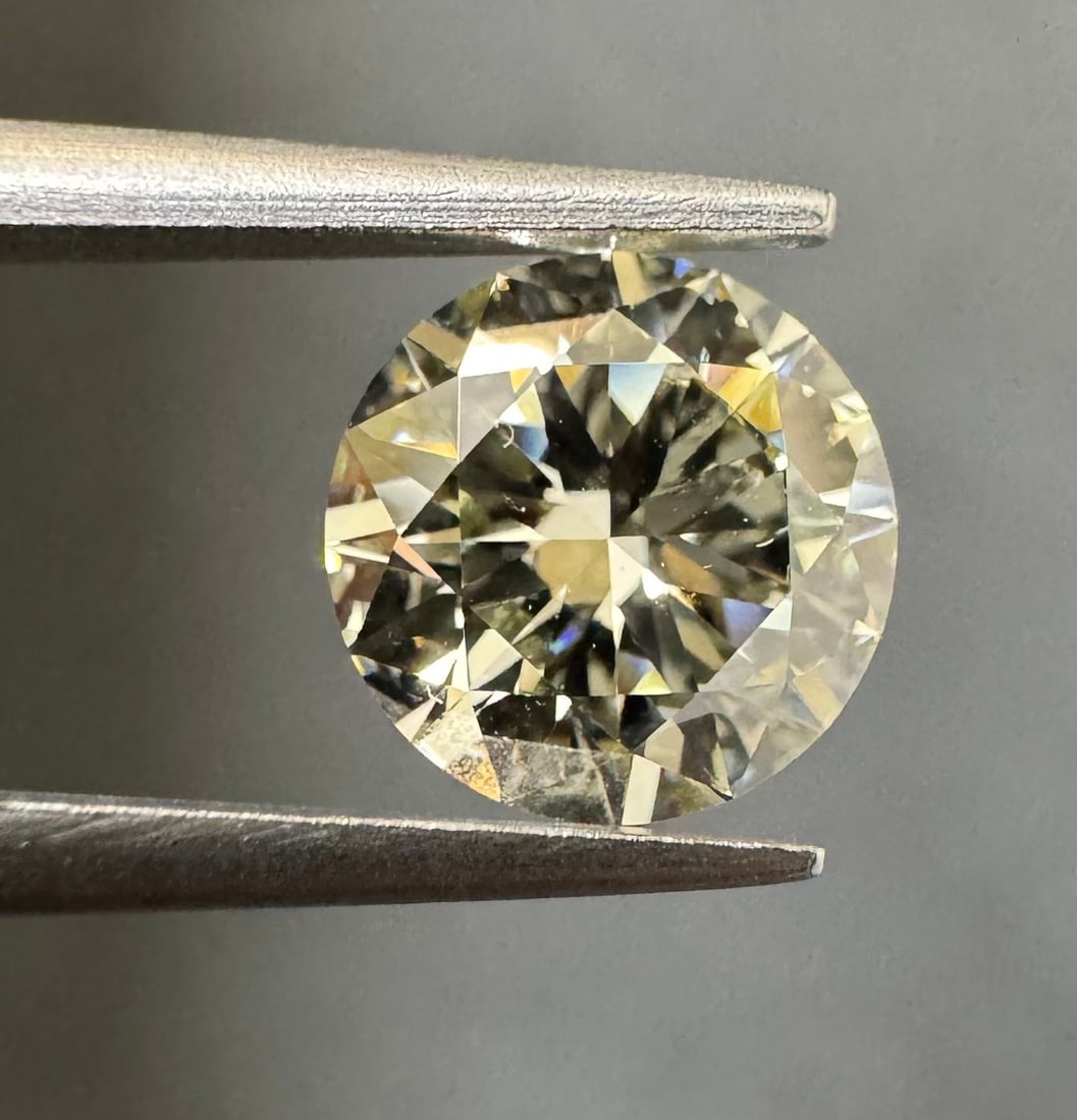 Loose Diamond - ROUND 1.51ct Q-R VS1: Loose Diamond - ROUND 1.51ct Q-R VS1 Source: Natural Shape: ROUND Carats: 1.51 Color: Q-R Certification: IGI The Diamond Depot Guarantee: All items in this auction are guaranteed to be 100% authentic.