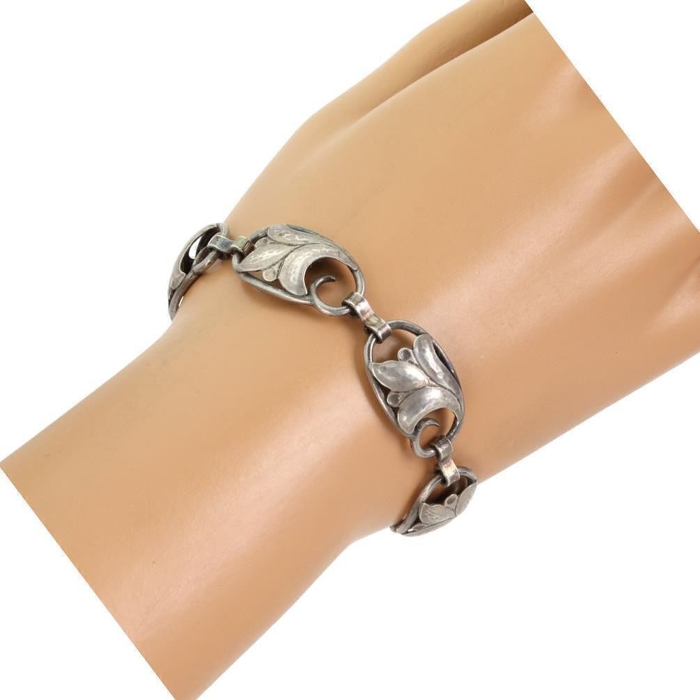 Georg Jensen 821A sterling silver floral link bracelet Denmark: Georg Jensen 821A sterling silver floral link bracelet Denmark A signed Georg Jensen fine jewelry bracelet in sterling silver, featuring a chain style with six floral links. It is crafted in Denmark a