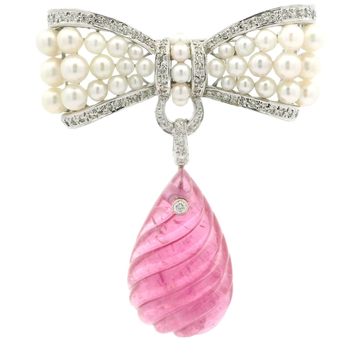 Elegant 18k White Gold Bow Brooch with Pink Tourmaline Diamonds and Pearls: Elegant 18k White Gold Bow Brooch with Pink Tourmaline Diamonds and Pearls This exquisite brooch features a solid 18k white gold design, elegantly shaped into a spiral groove bow. At its center, a vib