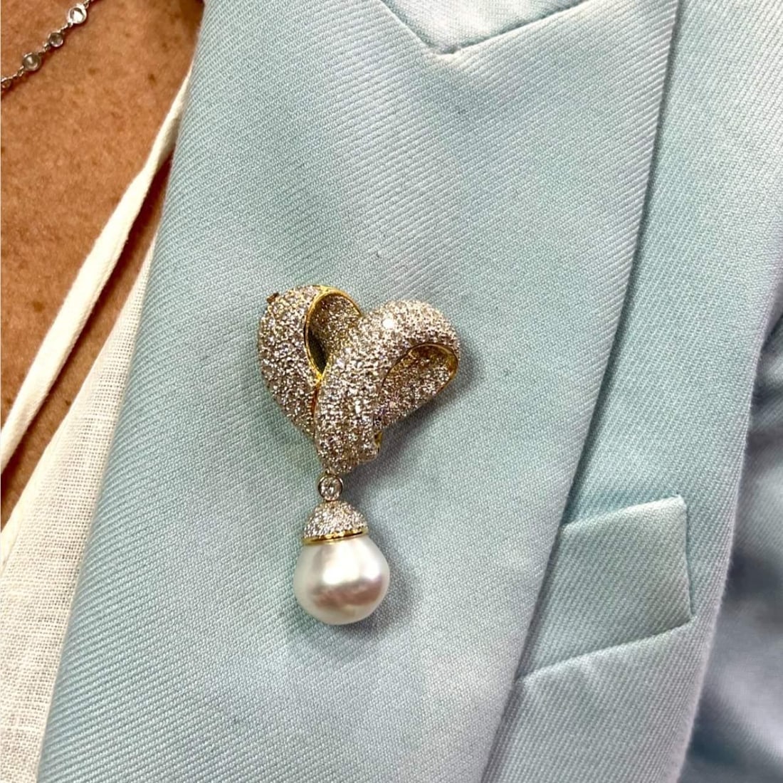 18K Yellow Gold South Sea Pearl Diamond Brooch 250 Diamonds 12.50 Ct: 18K Yellow Gold South Sea Pearl Diamond Brooch 250 Diamonds 12.50 Ct This exquisite brooch features a stunning South Sea pearl set in luxurious 18K yellow gold, complemented by an impressive array of 