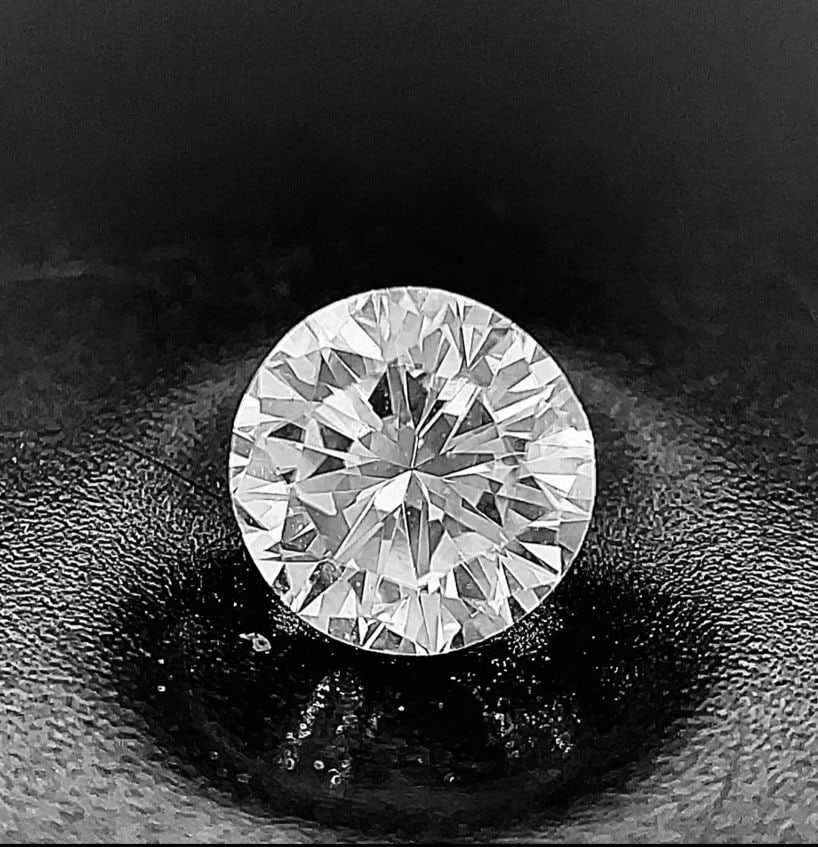 Loose Diamond - ROUND 0.73ct G VVS1: Loose Diamond - ROUND 0.73ct G VVS1 Source: Natural Shape: ROUND Carats: 0.73 Color: G Clarity: VVS1 Certification: GIA The Diamond Depot Guarantee: All items in this auction are guaranteed to be 100%