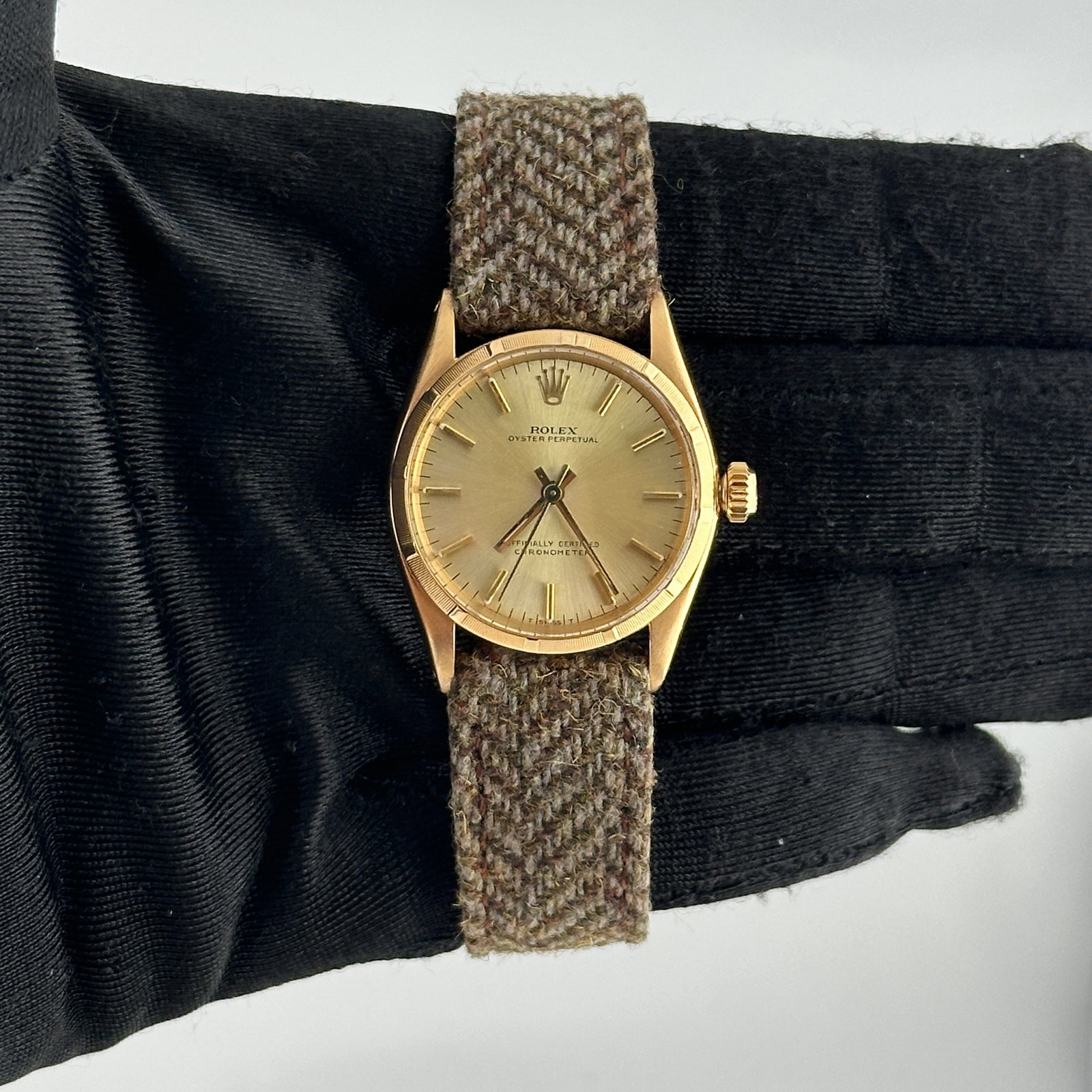 Rolex Ladies Oyster Perpetual Watch Champagne Stick Dial Fabric Band Ref 6549: Rolex Ladies Oyster Perpetual Watch Champagne Stick Dial Fabric Band Ref 6549 This Rolex Oyster Perpetual watch features a champagne stick dial and an engine turned bezel. Designed for ladies, it is p