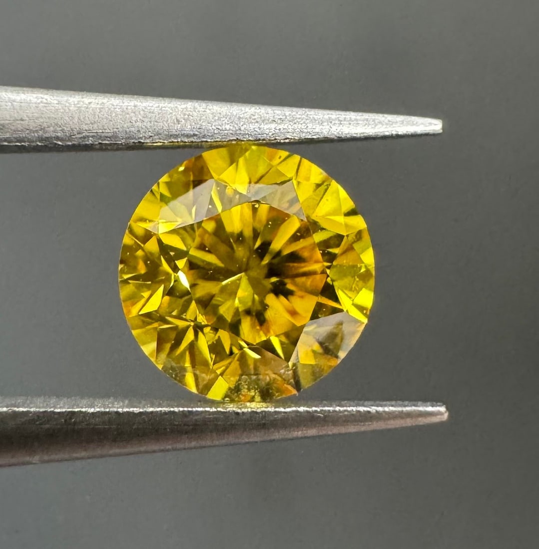 Loose Diamond - ROUND 0.38ct Fancy Vivid Yellow VS2: Loose Diamond - ROUND 0.38ct Fancy Vivid Yellow VS2 Source: Natural Shape: ROUND Carats: 0.38 Color: Fancy Vivid Yellow Certification: GIA The Diamond Depot Guarantee: All items in this auction are gu