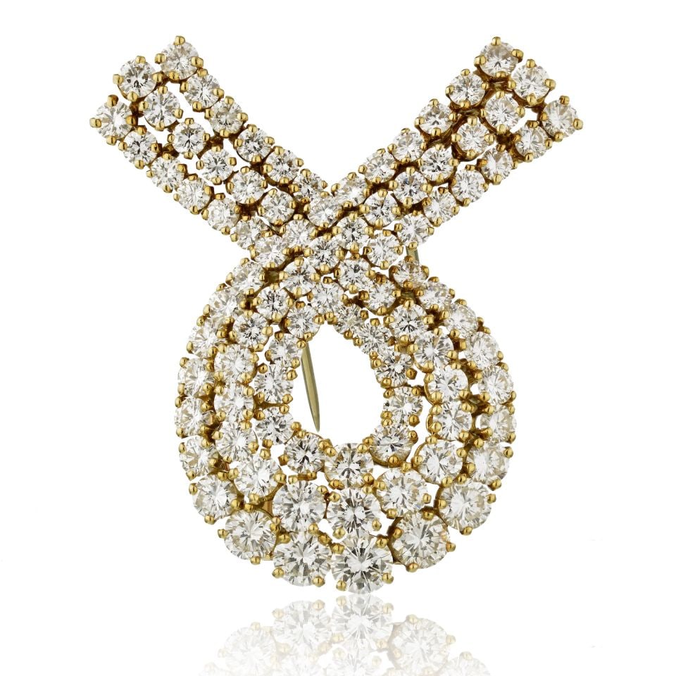 1980s 18K Yellow Gold Ribbon Brooch with 22 Carats Diamonds: 1980s 18K Yellow Gold Ribbon Brooch with 22 Carats Diamonds This exquisite brooch, crafted in the 1980s, showcases a beautiful ribbon design made from luxurious 18K yellow gold. It features approximat
