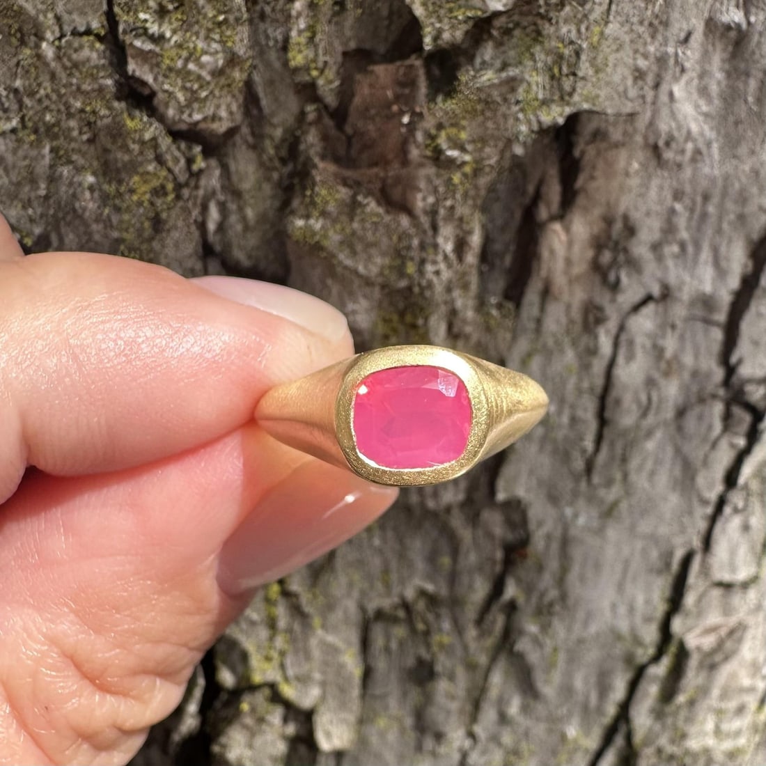 GIA Certified 18k Yellow Gold Pink Mahenge Spinel Bezel Ring 1.5ct: GIA Certified 18k Yellow Gold Pink Mahenge Spinel Bezel Ring 1.5ct This women's ring features a natural, no-heat Mahenge spinel from Tanzania, set in a solid 18k yellow gold bezel setting. The centerp