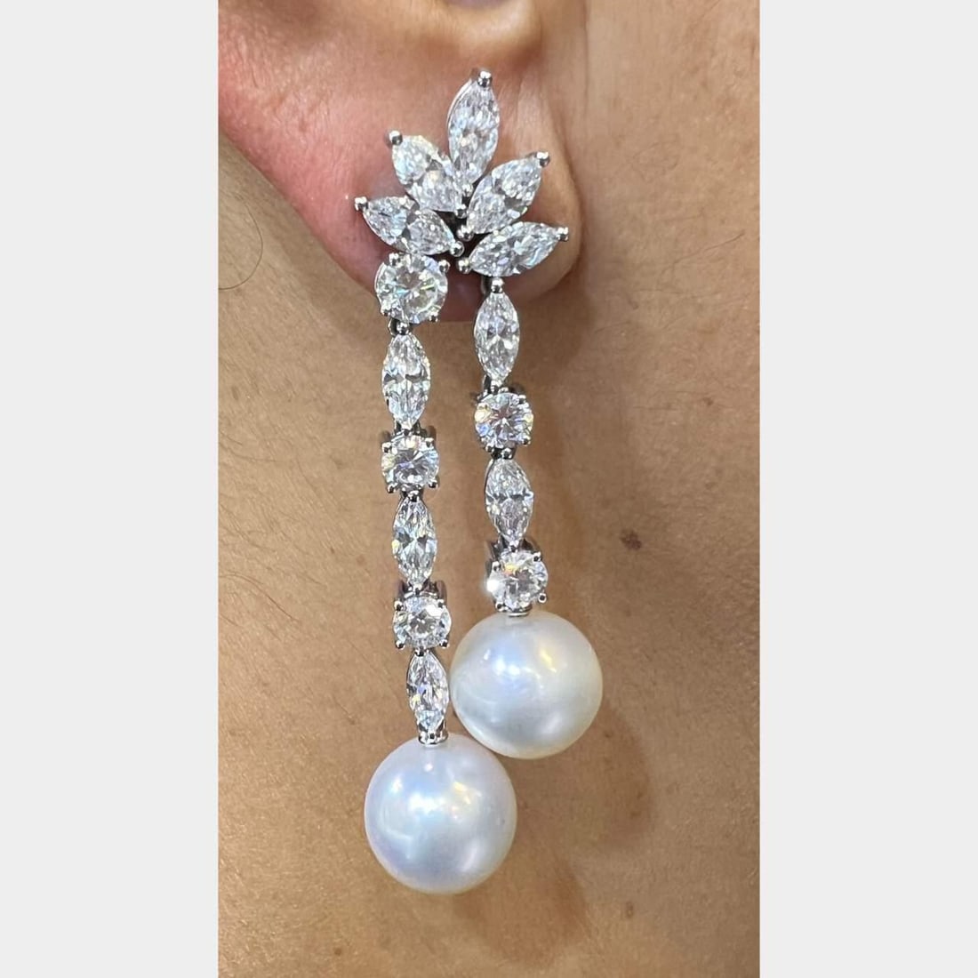 18K White Gold Pearl Diamond Chandelier Earrings 14.00 Ct: 18K White Gold Pearl Diamond Chandelier Earrings 14.00 Ct Elevate your elegance with these stunning 18K White Gold South Sea Pearl and Diamond Chandelier Earrings. Each earring features two exquisite 