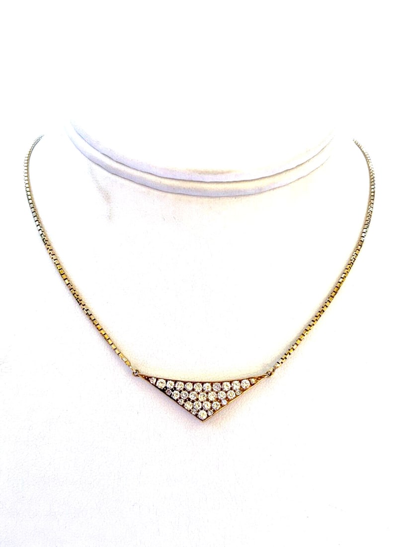 David Webb 18K Gold Diamond Necklace Signed Hallmarked Elegant Design: David Webb 18K Gold Diamond Necklace Signed Hallmarked Elegant Design This exquisite David Webb necklace showcases a stunning design crafted from 18K yellow gold, weighing 7.70 grams. The piece featur