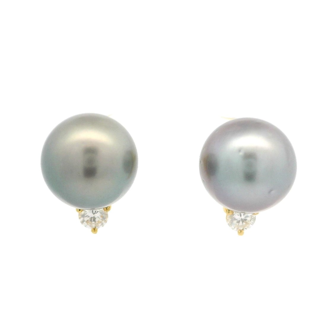 18k Yellow Gold Tahitian Gray Pearl Diamond Stud Earrings 0.30ctw: 18k Yellow Gold Tahitian Gray Pearl Diamond Stud Earrings 0.30ctw Elevate your elegance with these stunning 18k Yellow Gold Large Tahitian Gray Pearl Stud Earrings. These exquisite earrings feature tw