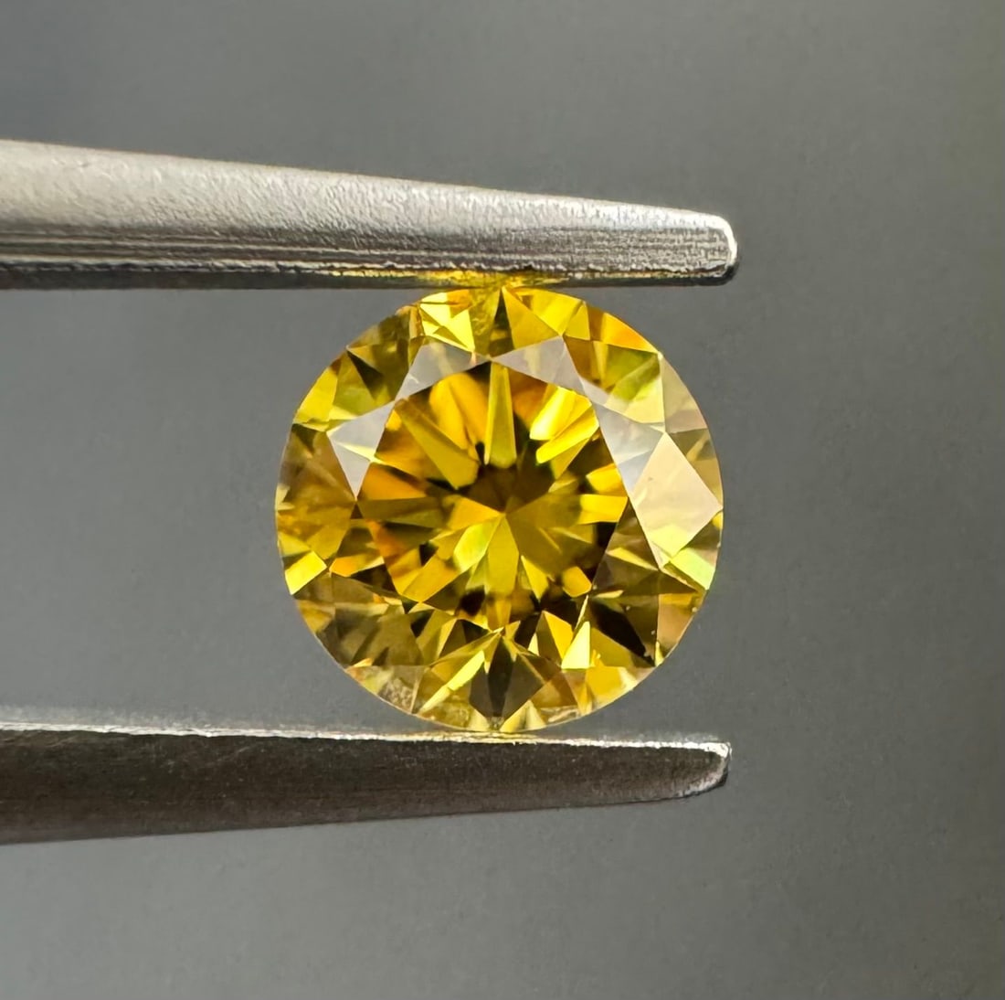 Loose Diamond - ROUND 0.19ct Fancy Vivid Orangey Yellow SI1: Loose Diamond - ROUND 0.19ct Fancy Vivid Orangey Yellow SI1 Source: Natural Shape: ROUND Carats: 0.19 Color: Fancy Vivid Orangey Yellow Certification: GIA The Diamond Depot Guarantee: All items in thi