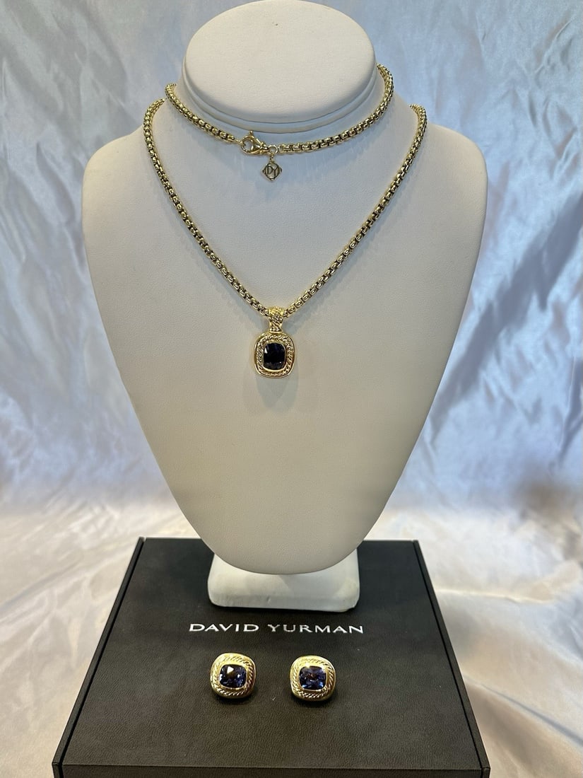 David Yurman 18K Yellow Gold Iolite Jewelry Set with Box: David Yurman 18K Yellow Gold Iolite Jewelry Set with Box Discover the elegance of this brand new David Yurman jewelry set, crafted in luxurious 18k yellow gold. This exquisite set features a stunning 