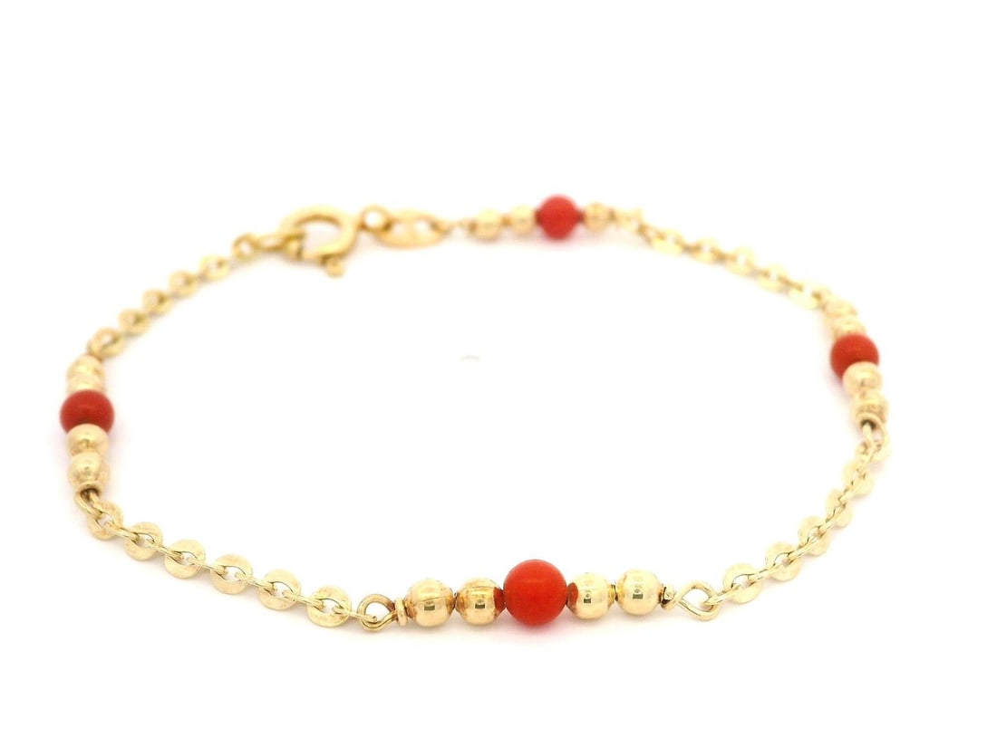 Estate 18k Yellow Gold Coral Bead Cable Link Bracelet 5.75in: Estate 18k Yellow Gold Coral Bead Cable Link Bracelet 5.75in This exquisite estate bracelet combines the beauty of 18k yellow gold with vibrant natural coral beads. Featuring three round coral beads, 
