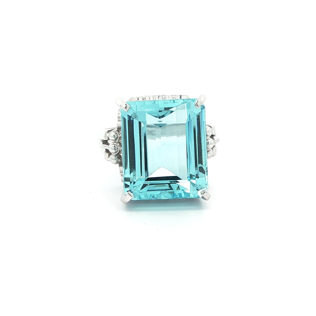 8ct Rectangular Step Cut Aquamarine Solitaire Ring in Platinum Vintage: 8ct Rectangular Step Cut Aquamarine Solitaire Ring in Platinum Vintage This vintage platinum ring features a striking 8.0 carat natural aquamarine in a rectangular step cut. The solitaire stone displa