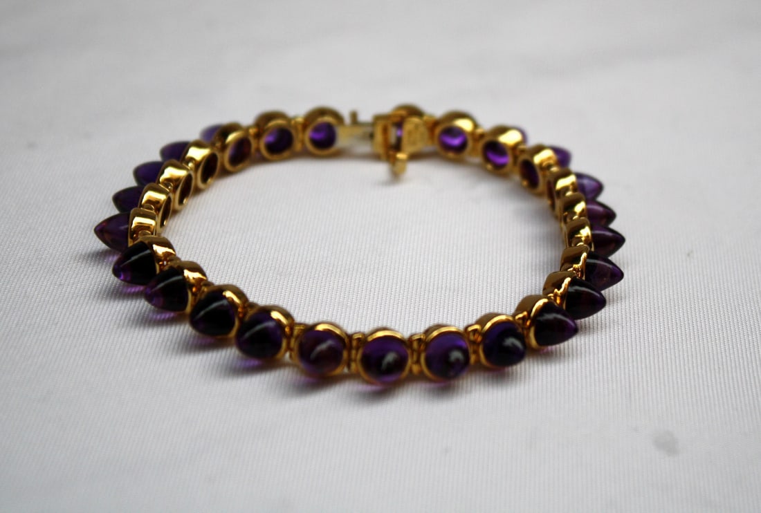 Laura Munder 18K Gold Chain Wrap Bracelet with Amethyst: Laura Munder 18K Gold Chain Wrap Bracelet with Amethyst Discover the elegance of this brand new Laura Munder 18K gold bracelet, featuring stunning bullet-shaped amethyst stones. This exquisite chain w