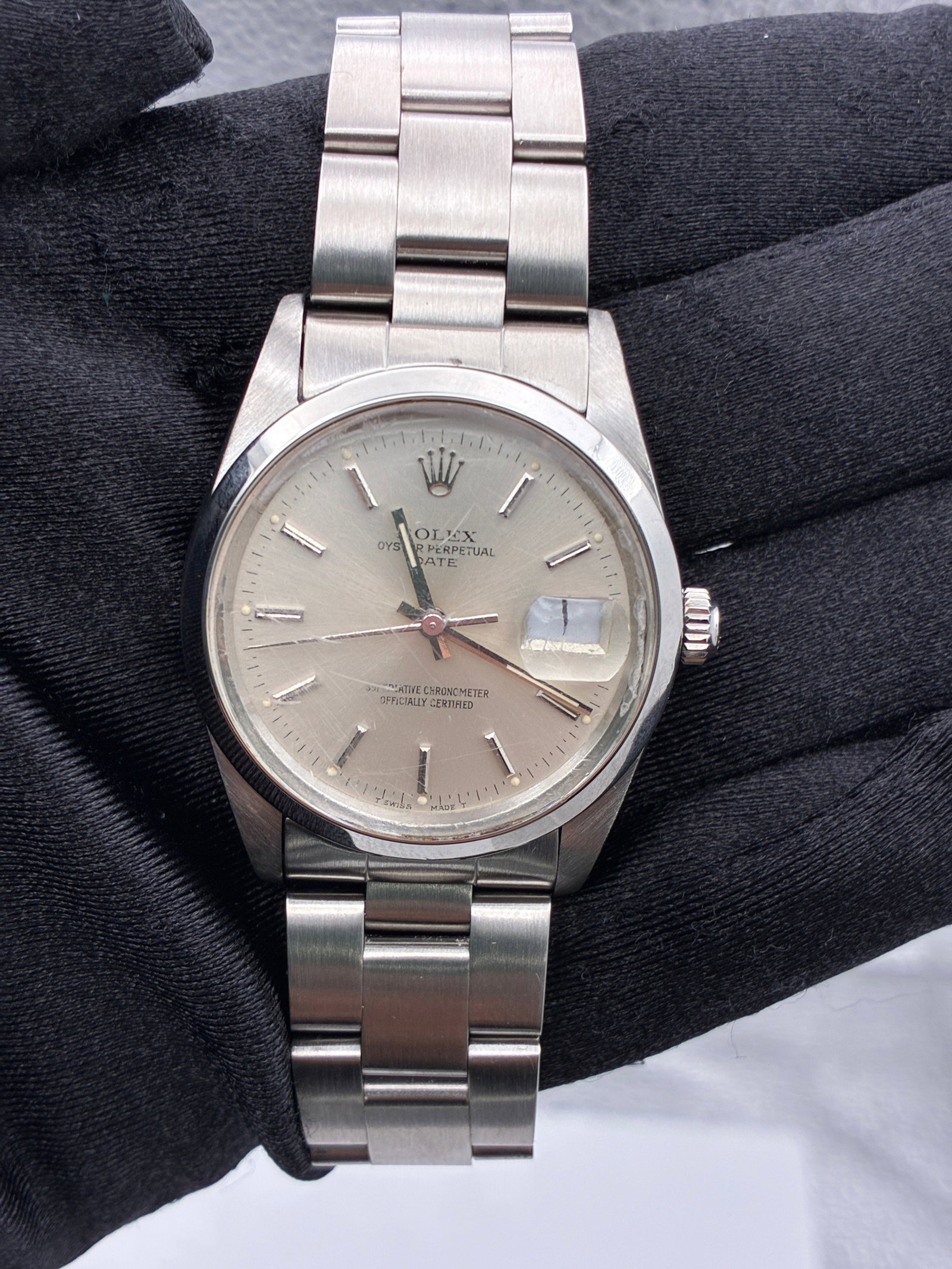 Rolex Date Silver Stick Dial Oyster Bracelet Ref 15000: Rolex Date Silver Stick Dial Oyster Bracelet Ref 15000 This Rolex Oyster Perpetual Date features a silver stick dial and is equipped with a smooth bezel and an Oyster bracelet. The watch carries the r