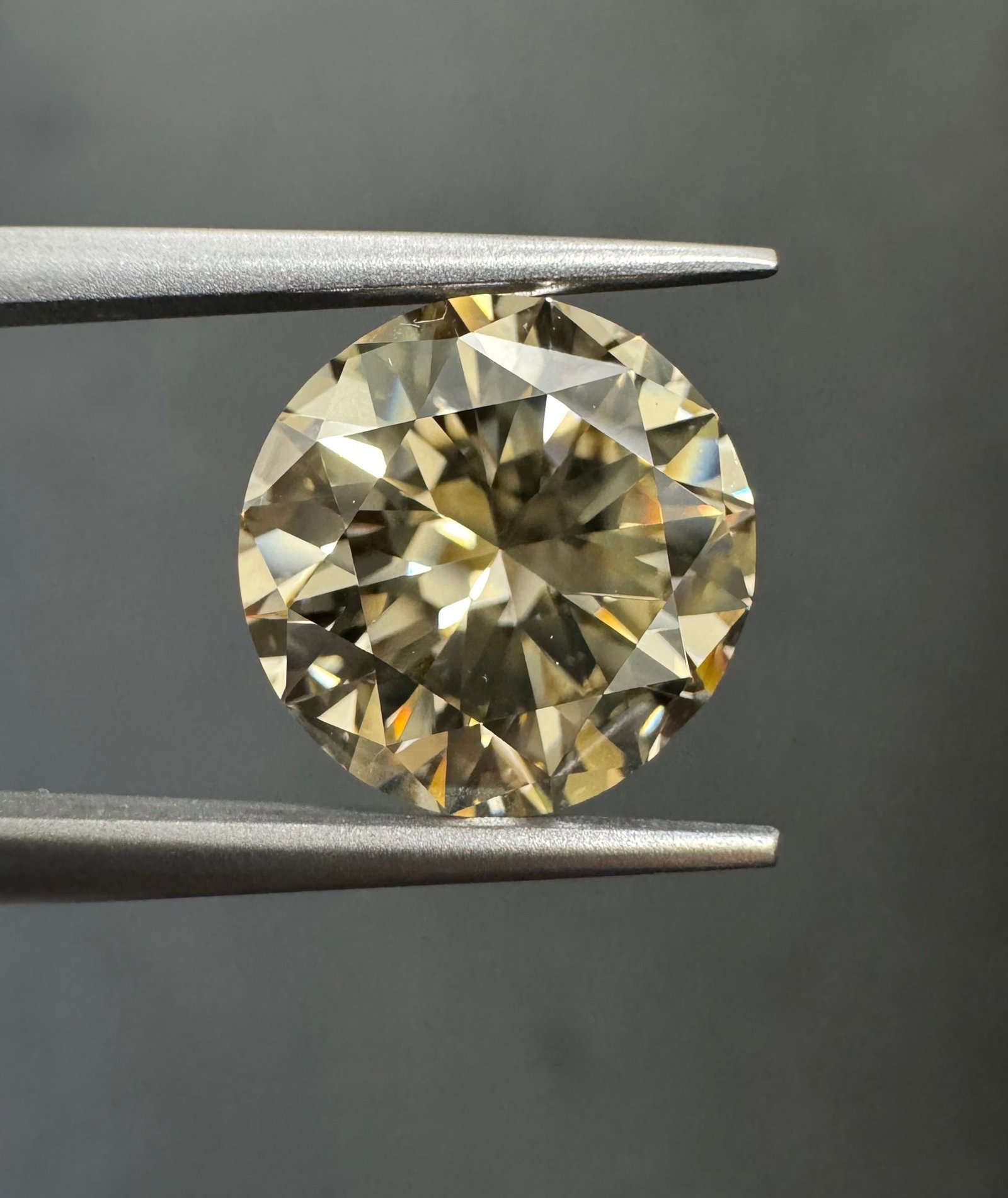 Loose Diamond - ROUND 4.0ct Fancy Light Brown VS1: Loose Diamond - ROUND 4.0ct Fancy Light Brown VS1 Source: Natural Shape: ROUND Carats: 4.0 Color: Fancy Light Brown Certification: GIA The Diamond Depot Guarantee: All items in this auction are guaran