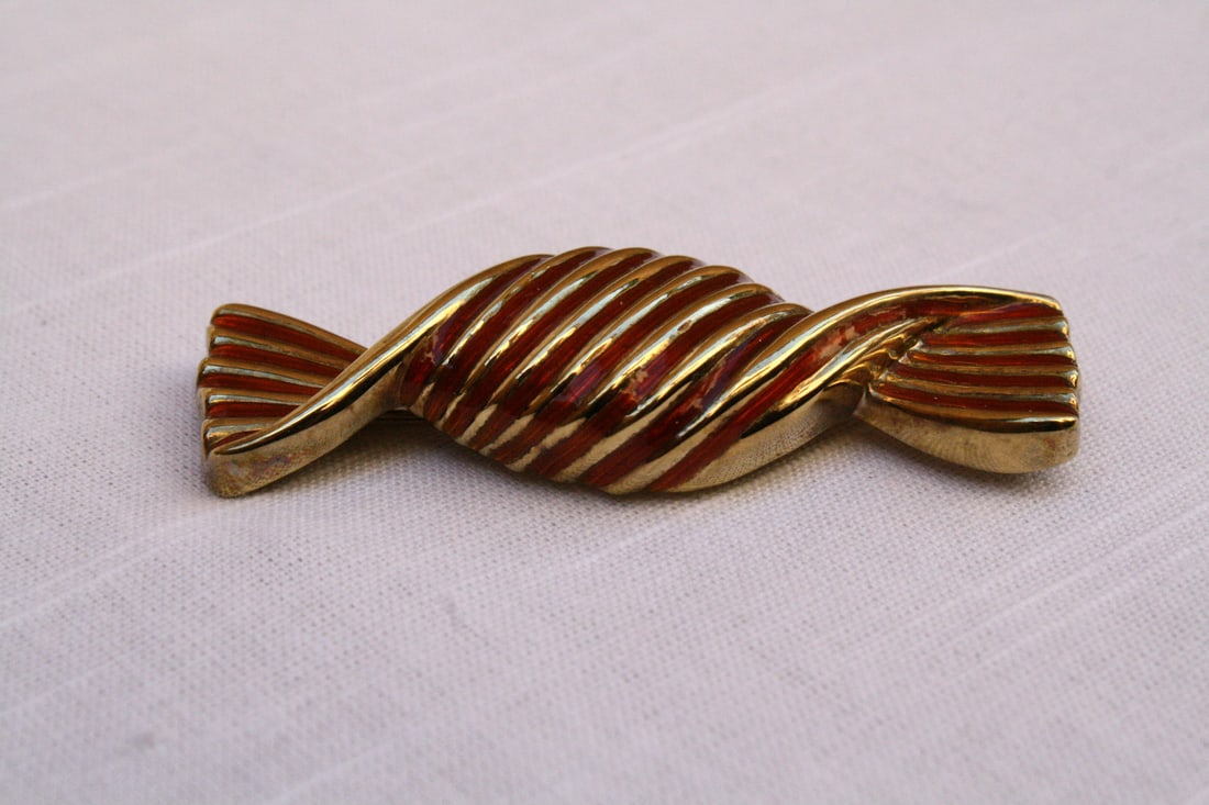 Judith Lieber 18K Yellow Gold Enamel Candy Brooch Vintage: Judith Lieber 18K Yellow Gold Enamel Candy Brooch Vintage This exquisite Judith Lieber brooch features a delightful candy design crafted from 18K yellow gold, showcasing vibrant enamel work. The piece