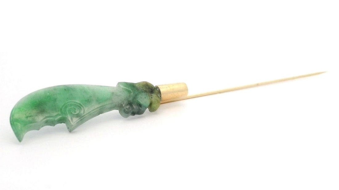 Vintage 14k Yellow Gold Jade Carved Dagger Stick Pin Brooch: Vintage 14k Yellow Gold Jade Carved Dagger Stick Pin Brooch This vintage stick pin showcases a beautifully carved sword dagger design, crafted from solid 14k yellow gold. The pin features a natural ge