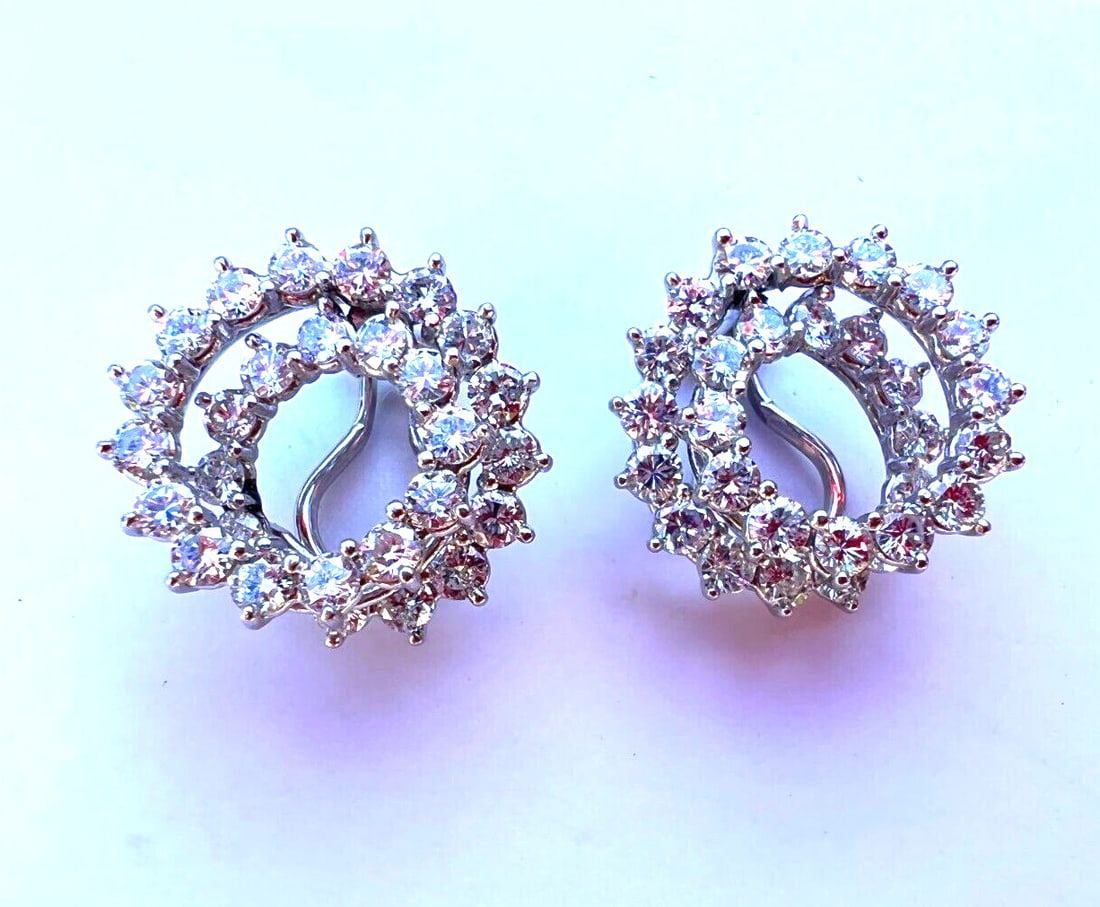 Elegant French Platinum Diamond Earrings 4 ct FVS Unbranded: Elegant French Platinum Diamond Earrings 4 ct FVS Unbranded Discover the elegance of this exquisite pair of French platinum diamond earrings. Crafted from high-quality platinum (950 purity), these ear