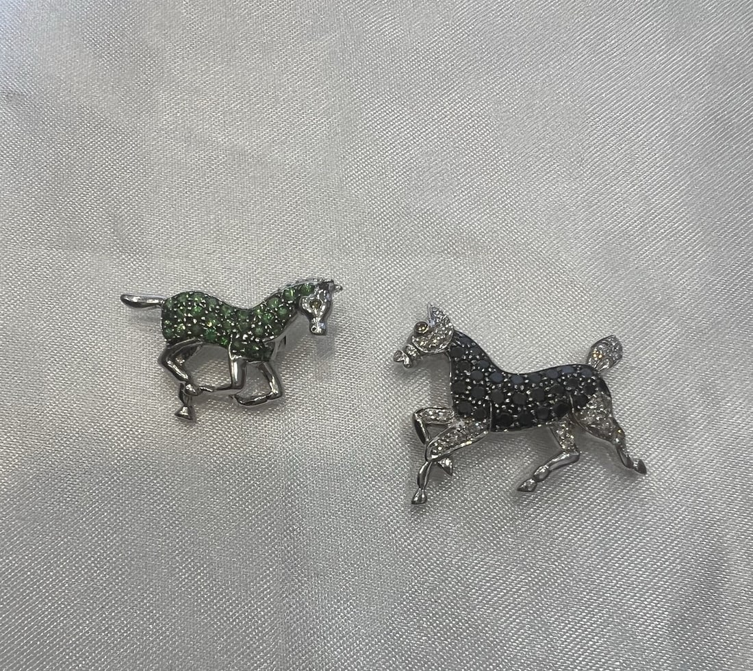 White Diamonds French horse brooch pair 14K white gold diamonds tsavorite: White Diamonds French horse brooch pair 14K white gold diamonds tsavorite This is a set of two French horse brooches crafted from 14K white gold, featuring intricate detailing and expert workmanship. 