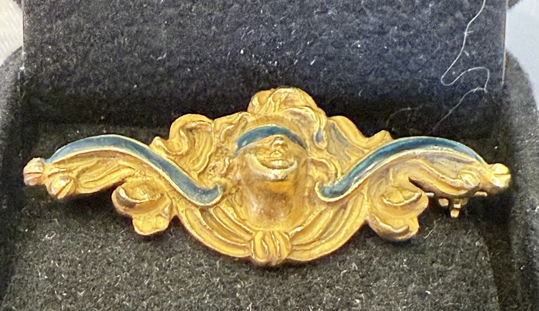 19th Century Antique 18K Yellow Gold Enamel Justice Brooch: 19th Century Antique 18K Yellow Gold Enamel Justice Brooch This exquisite 19th-century antique brooch is crafted from 18K yellow gold and features intricate enamel detailing. The craftsmanship showcas