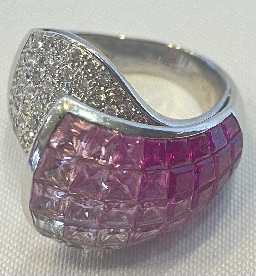Elegant 18K White Gold Lavender Sapphire Diamond Ring: Elegant 18K White Gold Lavender Sapphire Diamond Ring Discover the elegance of this stunning 18K white gold ring featuring a vibrant lavender sapphire as its centerpiece. The ring, sized at 6, showcas