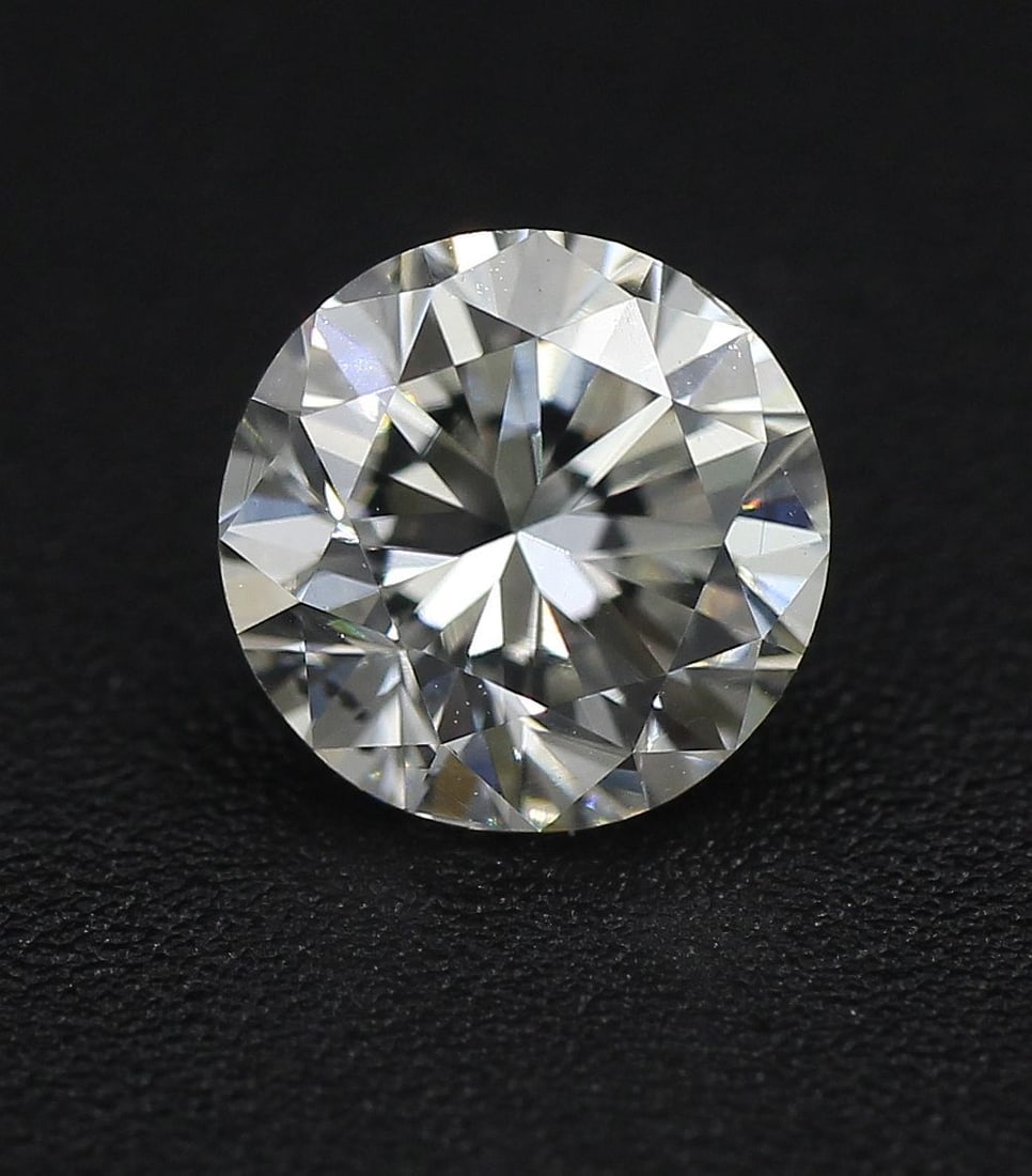 Loose Diamond - ROUND 0.94ct H VS2: Loose Diamond - ROUND 0.94ct H VS2 Source: Natural Shape: ROUND Carats: 0.94 Color: H Clarity: VS2 Certification: GIA The Diamond Depot Guarantee: All items in this auction are guaranteed to be 100% a