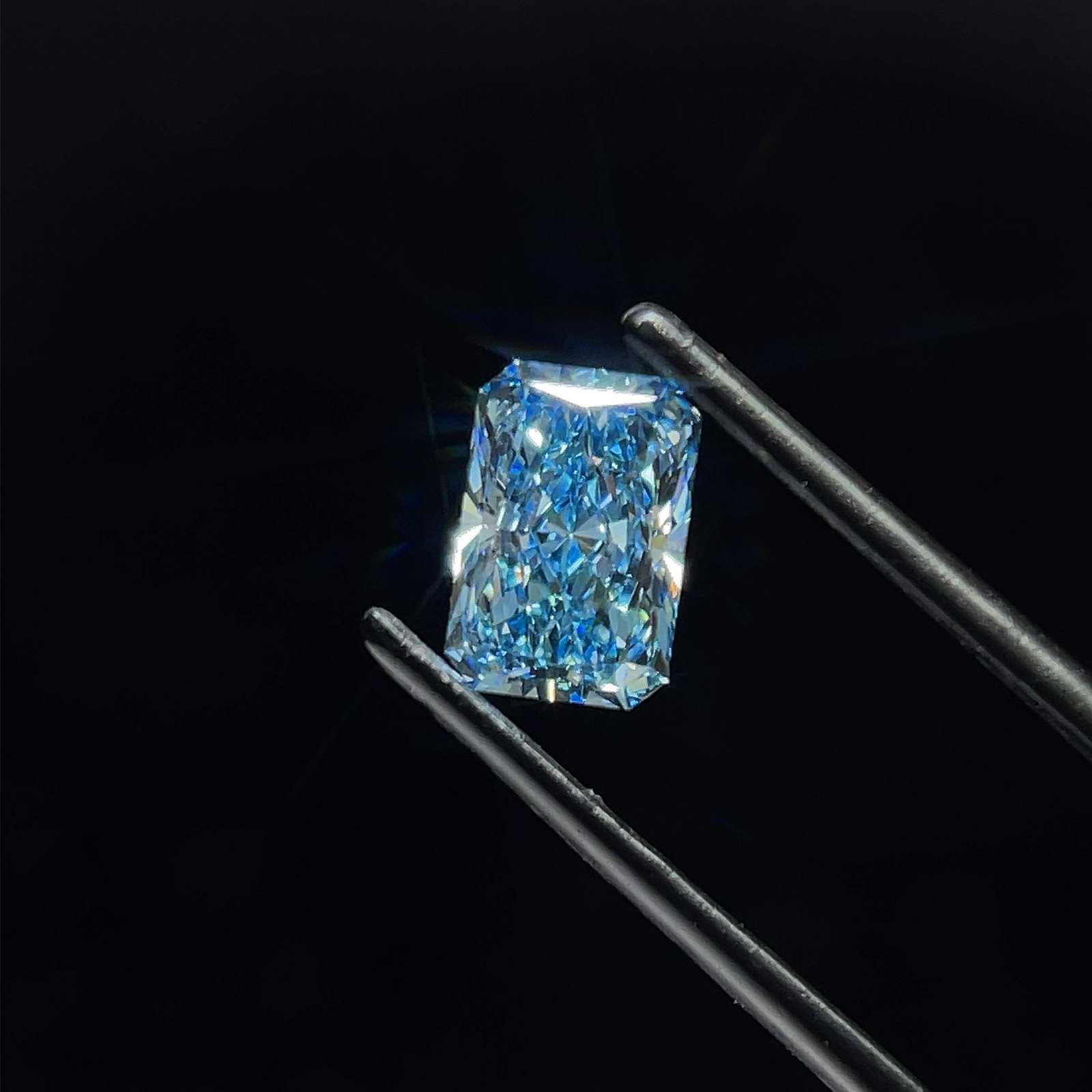 Loose Diamond - RADIANT 1.58ct Fancy Vivid Blue VVS2