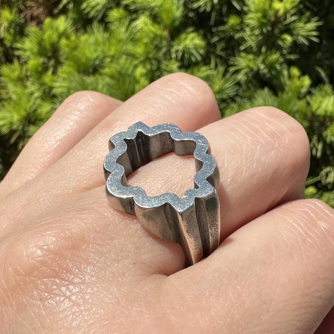 M Cohen sterling silver flower top ring size 7.5: M Cohen sterling silver flower top ring size 7.5 This handmade ring features an open flower top design with scalloped grooved detailing, crafted from sterling silver. The ring is unbranded and stamped