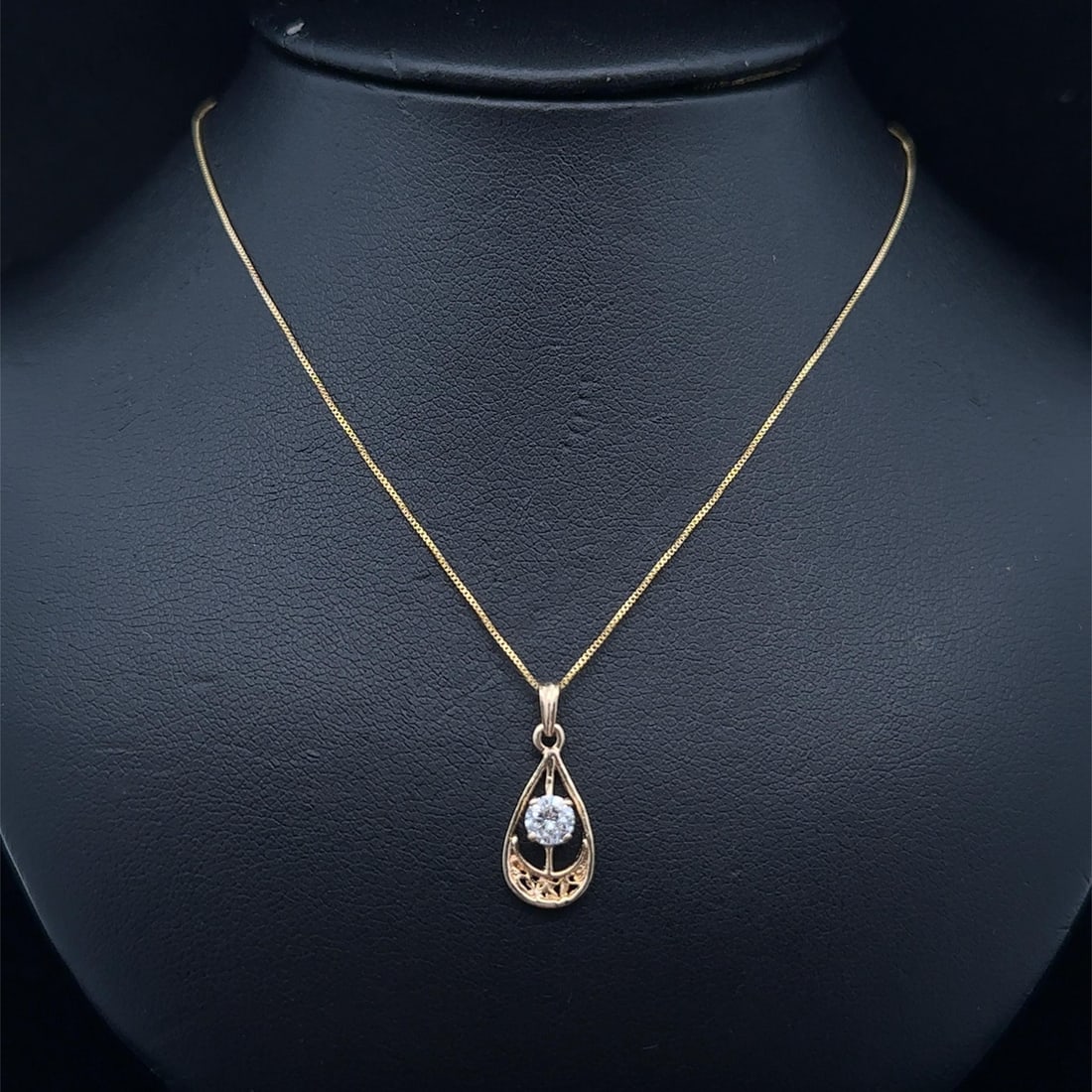 Teardrop Openwork Lavalier Pendant With 14k Gold And Diamond Accents 18 Inch: Teardrop Openwork Lavalier Pendant With 14k Gold And Diamond Accents 18 Inch This vintage lavalier pendant necklace features a detailed openwork teardrop design crafted in solid 14k yellow gold. The p