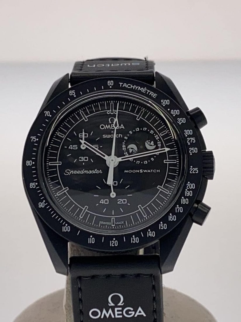 OMEGAxSWATCH Mission to the Moon Quartz Men's Wristwatch SO33B700: OMEGAxSWATCH Mission to the Moon Quartz Men's Wristwatch SO33B700 This OMEGAxSWATCH Mission to the Moon men's wristwatch features a quartz movement and a black design. Made in Switzerland, the watch s