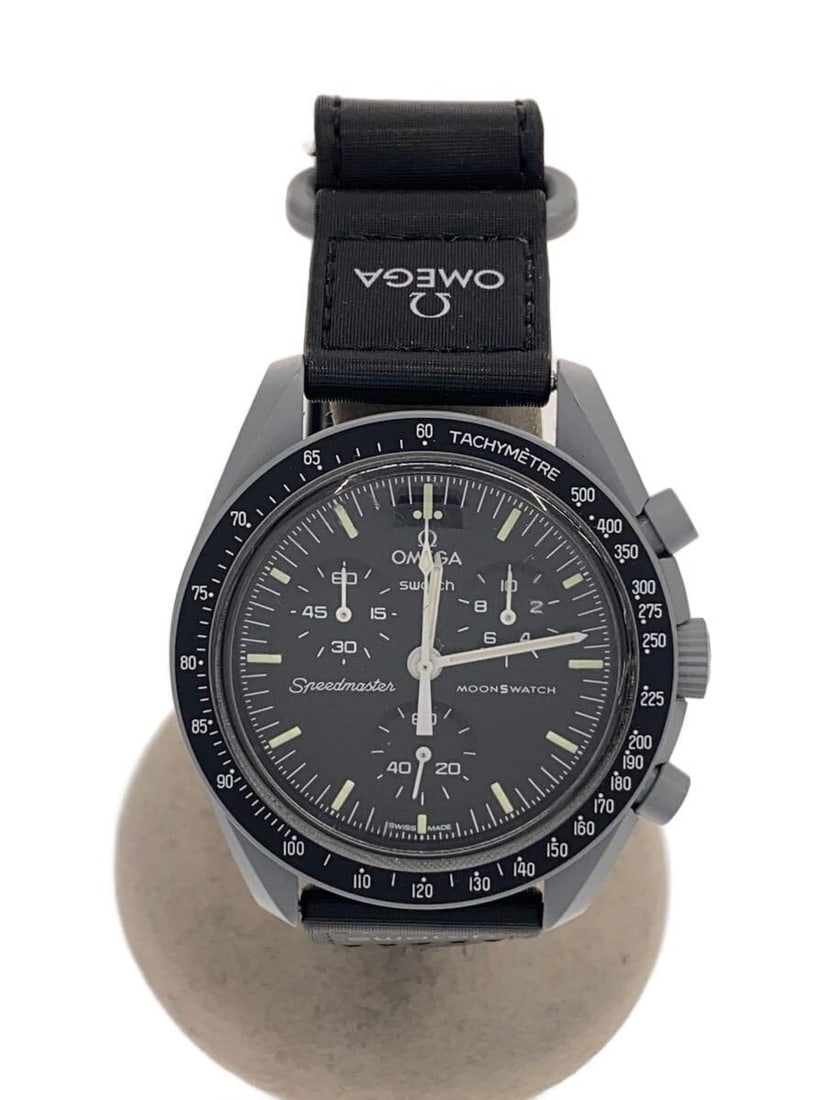 Omega x Swatch Mission to the Moon Quartz Men's Wristwatch: Omega x Swatch Mission to the Moon Quartz Men's Wristwatch This OMEGAxSWATCH Mission to the Moon SO33M100 men's wristwatch features a quartz movement and a sleek black design. The watch is pre-owned a