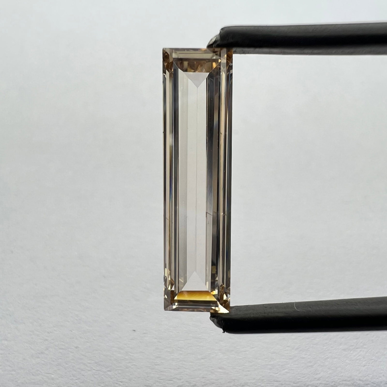 Loose Diamond - BAGUETTE 2.53ct Brown VS1: Loose Diamond - BAGUETTE 2.53ct Brown VS1 Source: This is a real non-mined Diamond that has been grown in a lab Shape: BAGUETTE Carats: 2.53 Color: Brown Certification: NONE The Diamond Depot Guarante