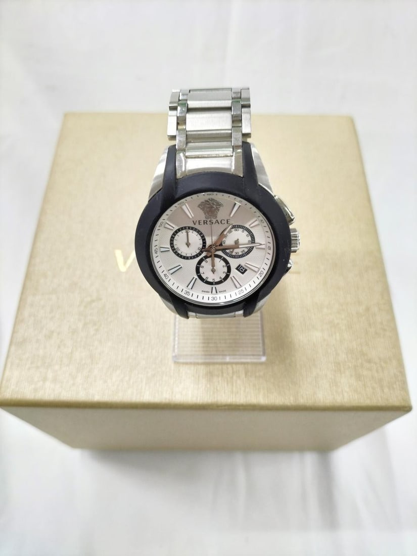 Mens Swiss Quartz Chronograph Wristwatch Versace Character Medusa VEM8: Mens Swiss Quartz Chronograph Wristwatch Versace Character Medusa VEM8 Versace Character Chronograph Medusa Quartz men's wristwatch in pre-owned condition. The watch is described as a Swiss-made timep