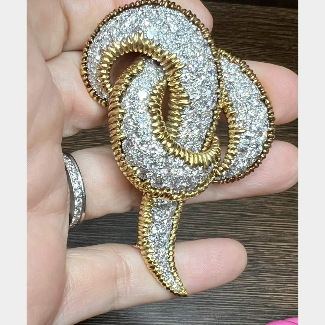 18K Yellow Gold Platinum 23.00 Ct Diamond Brooch Elegant 155 Diamonds