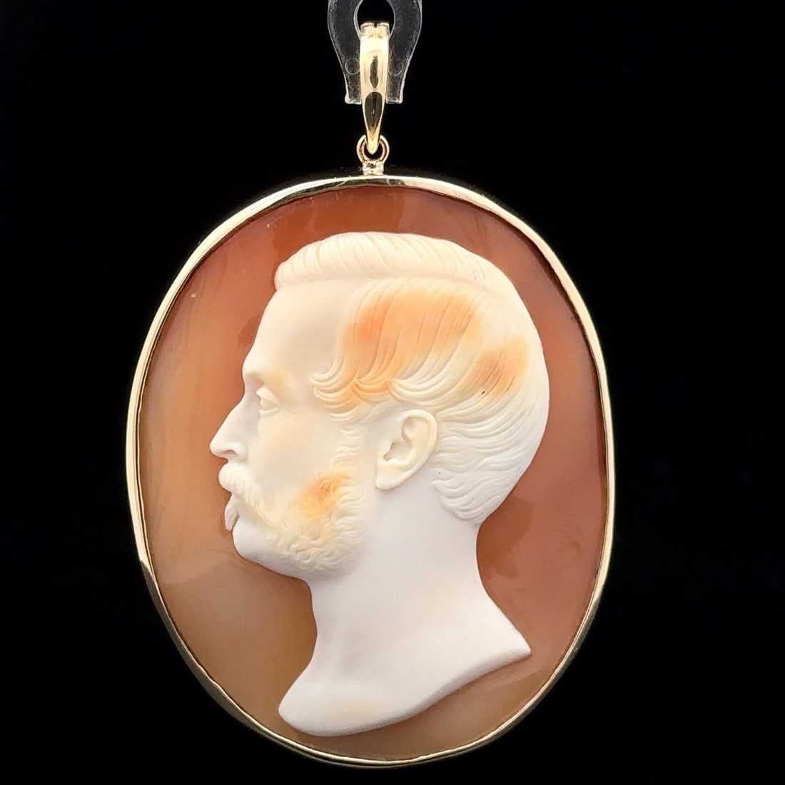 T. Saulini 14k Yellow Gold Shell Cameo Pendant Left Facing Man: T. Saulini 14k Yellow Gold Shell Cameo Pendant Left Facing Man This exquisite pendant features a beautifully carved shell cameo depicting a left-facing man, set in solid 14k yellow gold. The oval-shap