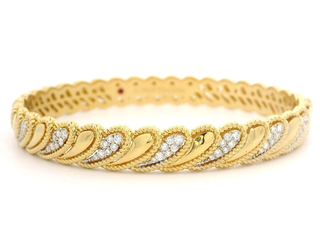 Roberto Coin 18k Gold Diamond Barocco Hinged Bangle 0.47ctw: Roberto Coin 18k Gold Diamond Barocco Hinged Bangle 0.47ctw Elevate your jewelry collection with this stunning Roberto Coin 18k Gold Byzantine Barocco Hinged Bangle, featuring exquisite craftsmanship 