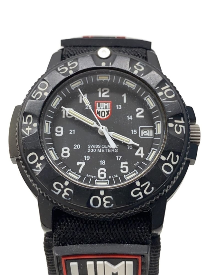 Luminox Navy Seal 3900 Quartz Black Men Wristwatch: Luminox Navy Seal 3900 Quartz Black Men Wristwatch This Luminox Original Navy Seal 3900 Series quartz men's wristwatch features a black case and band. Made in Switzerland, it is designed for men and s